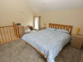 NUTHATCH BARN, pet friendly, character holiday cottage in Pontyclun - Image 5