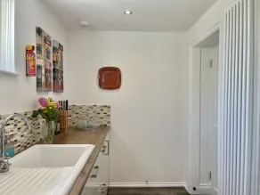 Charming, light, and bright lower ground floor apartment in Walmer - Image 2