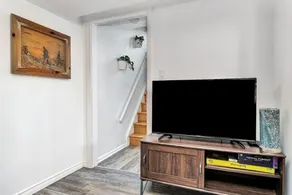 Ambiance rétro avec piano lounge et vinyles - Image 2