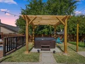 Poolside Paradise Room Fire Pit Hot Tub - Image 4
