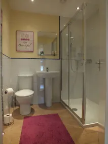 Bel appartement spacieux de 3 chambres à l'est de la rue Prince - Image 2