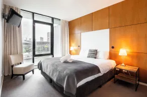 Waterfront Melbourne Apartments - Image 5