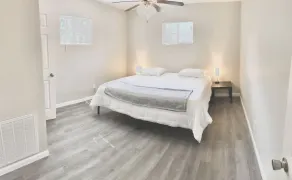 Blue Bungalow with King bed by the lake - Image 4