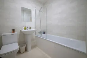 Stay Near Heathrow! Pristine, Convenient & Only 5 Mins to the Terminals - Image 3