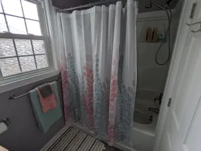 Spacious Family Home with Outdoor Space. One mile to downtown - Image 3