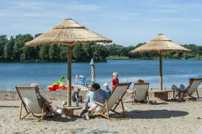Veranda lodge on the shore of 't Hilgelo, close to beach and beach pavilion. - Image 2