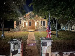 Homestead on Main St!! Bandera America! - Image 5