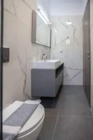Verikokia Luxurious House With Garden - Image 4