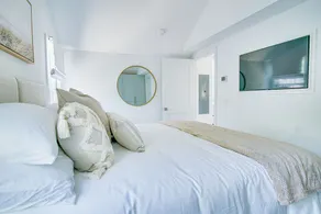 Modern coastal cottage- great location - Image 5