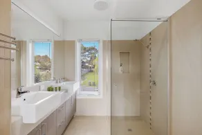 Amazing views, Modern Beach House in great location close to beach. - Image 3