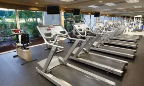 Official Wyndham Palm-Aire 2BR Suite - Sleeps 8 - Pools, Balcony & Resort Access - Image 4