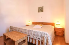 Holiday apartment with pool - Image 3