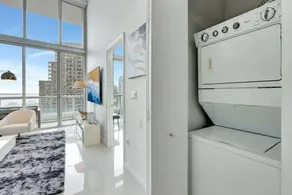Beautiful Icon Brickell Double height ceiling - Image 2