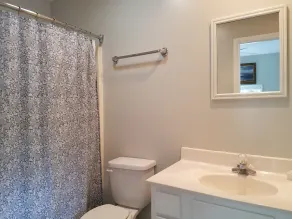 Etaler et détendez-vous dans cette grande maison de bord du canal qui a amarrage priv��� et de nombreux ponts. - Image 2