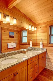 Snug Harbor Resort und Marina - Zwei Schlafzimmer Wasserblick Hütte, Kingsize-Betten - Image 2
