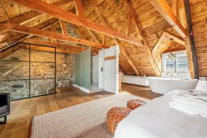Incredible historic heritage home of 2700 sq ft. Perfect for family gatherings! - Image 2