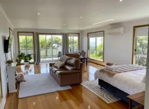 Spacious holiday house in tranquil Greens Beach - Image 3