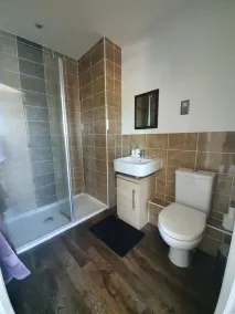 Executive Lakeside 4 Bed Townhouse - Image 4