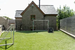 Remarkable 4-bed House Near Leeds Airport - Image 4