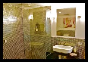 ATELIER Spa Fireplace Queen Bed Wifi Netflix Off Street Parking in Quiet Area - Image 3