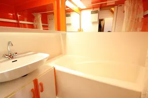 Yta: ca 40 m�� Bottenvåningen. Orientering: V��st. Stanna. Pentry med ugn - Image 2