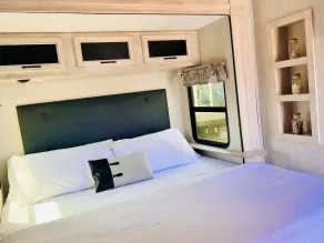 Lakefront 1 bedroom tiny home - Image 3