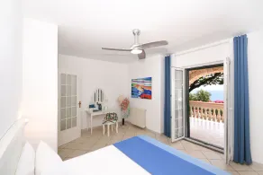 Luxury sea view apartment with pool and parking - Image 4