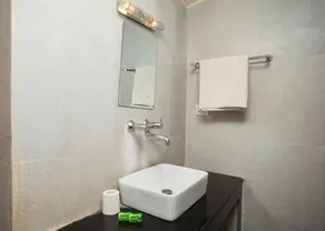 Chambre avec vue sur la montagne, plancher élevé, climatisation, douche chaude 24h / 24 - Image 2