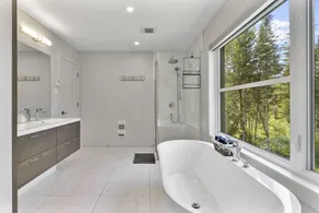 Stylish Chalet & Spa Steps from Lake Memphrémagog - Image 5