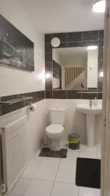 Entire home in Cheswick Village - Image 4