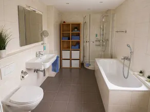 Hus med trädgård och fantastisk utsikt i Meggen - Image 3