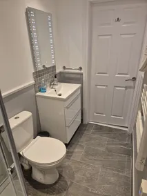 Apartment-Private Bathroom-Flat 7 - Image 2