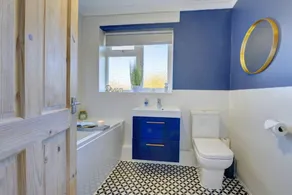 Inspire Homes 2-Bed Sleeps 5 near Leamington & M40 - Image 2