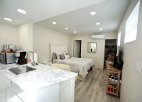 Newly Remodeled Deluxe Studio-No storm damage - Image 5