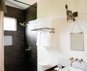 Seen in 250 Articles ★ Close to Town ★ Lux Bed & Linens ★ Private ★ The Pierce - Image 2