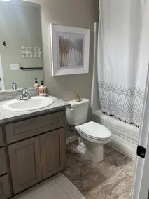 This house is a 4 bedroom(s), 2 bathrooms, located in Eagle Point, OR. - Image 3