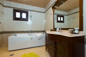 Villa de campagne moderne avec piscine privée, vue spectaculaire, endroit paisible - Image 4