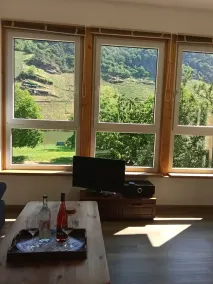 Confortevole appartamento, oltre a un balcone con vista mozzafiato sul fiume - Image 2