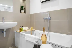 Design-Led Luxurious Townhouse Prime Location W/ Parking - Image 2