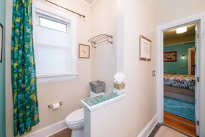 Idéal emplacement central: Suite de patio privée confortable à l'arrière de la maison historique - Image 2
