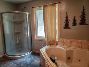 Potomac Cabin: Riverfront, 7 acres, sleeps 14, hot tub, Starlink - Image 4
