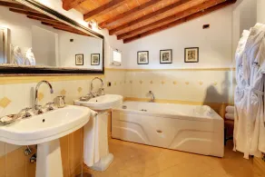 Villa storica sulle colline toscane con piscina privata - Image 3