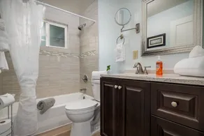 Bright and Delightful Renovation, Single Level, Fenced Backyard, 3 Blocks to MAX, 25 Min to Portland - Image 3