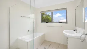 21 Tingira Close - Rainbow Beach. Views. Sea Breezes. Huge Home. - Image 4