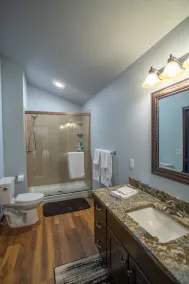 Lakeside luxury condo - Image 5