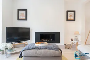 Stylish Coastal Living - Prime Location, Garden and Parking - Image 3