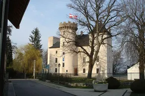 T2 historic town center with castle - Image 4