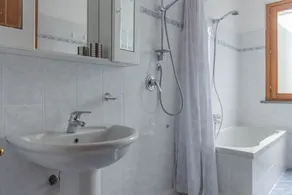 GuestHost - Spacious apartment of 100 sqm can accommodate up to 5 people (not suitable for disabled). The property boasts a large garden, ideal for relaxing moments!The accommodation is located in an area provided by all the main services: bars, restaura - Image 3