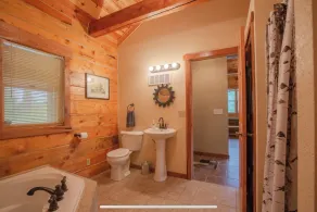 Secluded log cabin at the end of a quiet dead end lane - Image 4