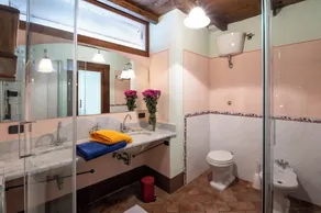 Antike Landvilla mit Pool in den Hügeln der Toskana, umgeben von Wäldern - Image 3
